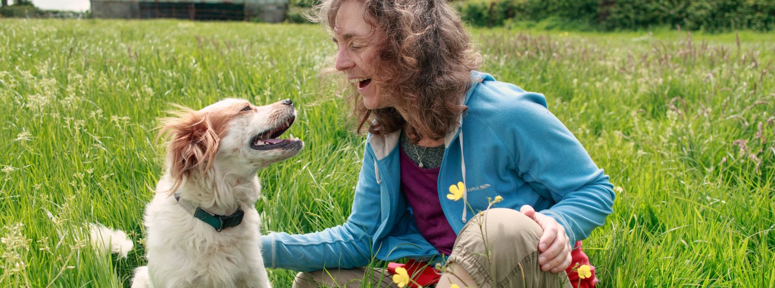 Ein Hund und sein Frauchen genießen einen gemeinsamen Tag in der Natur.